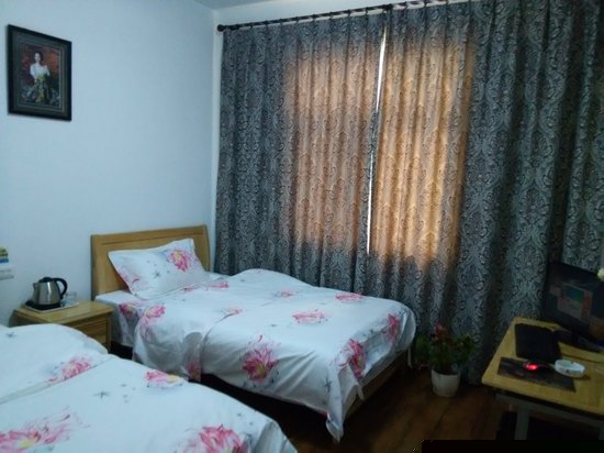 飘窗电脑双人房