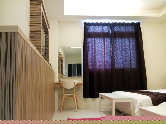 现代风双大床双人房