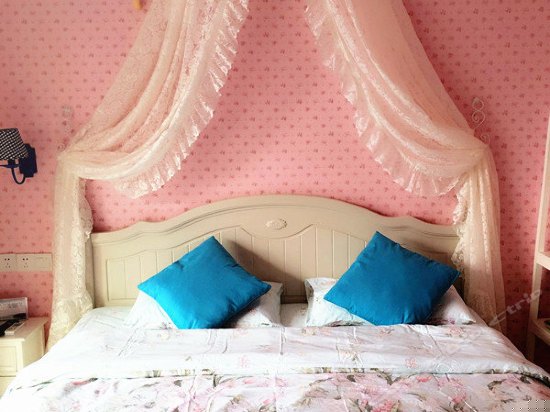 温馨蜜月大床房