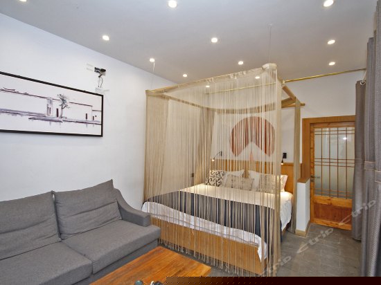 清逸临河大床房