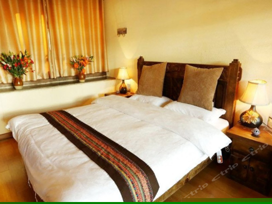 二楼精品雪山观景大床房