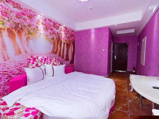 温馨情侣圆床房