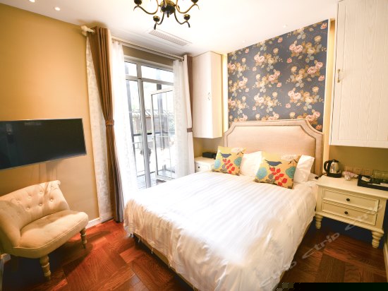 虞美人阳台大床房