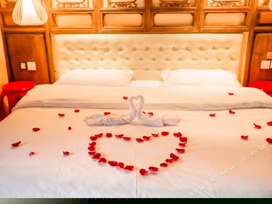 二楼雅致带露台大床房