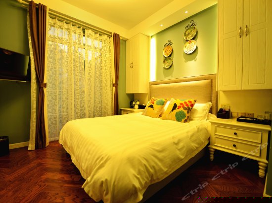 百子莲阳台大床房