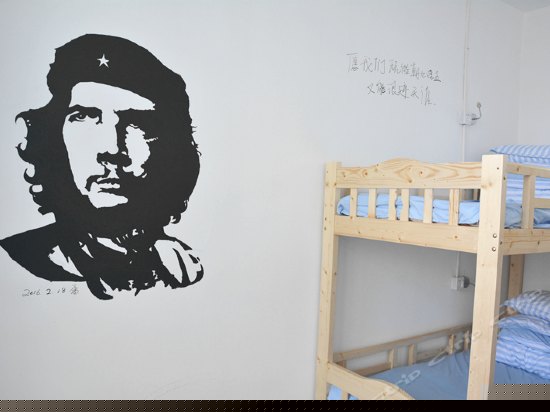 男生四人床位间