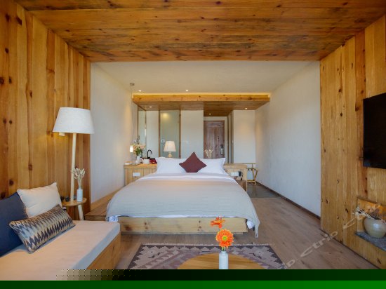 豪华湖景大床房