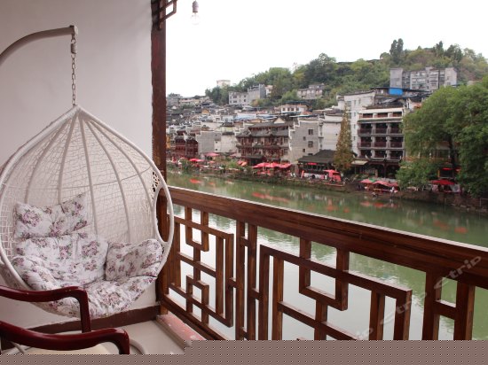 临江景观圆床房