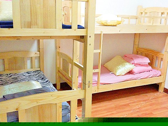 女生四人床位间