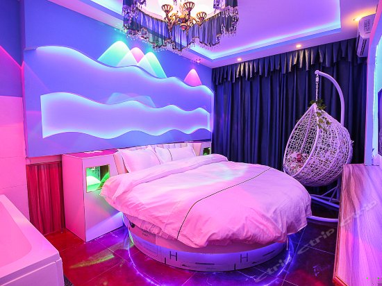 情侣浴缸圆床房