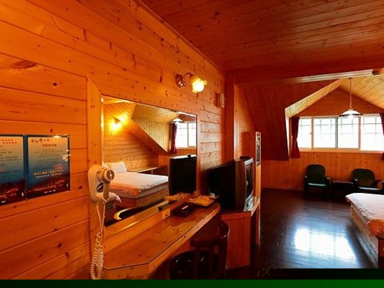 原木窗型四人房