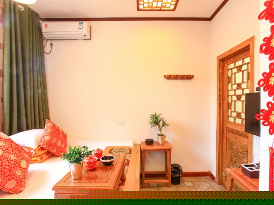 温馨四人大炕房