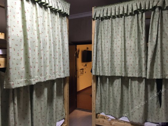 格子木床四人床位间