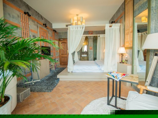 正面180°临水阳台海景大床房