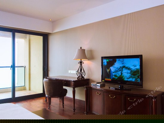 豪华湖景大床房