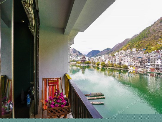 阳台河景大床房A