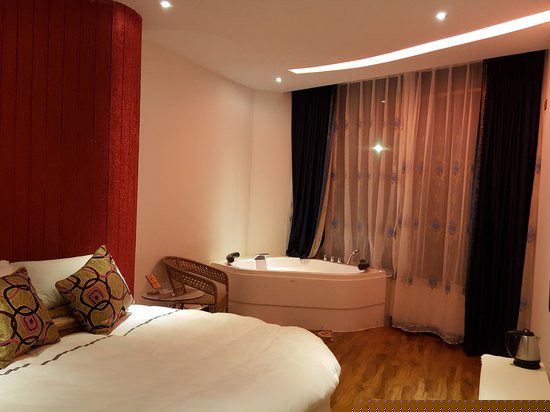 温馨情侣全海景圆床房