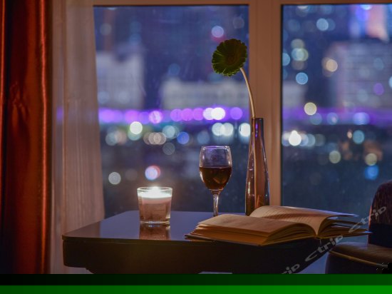 豪华夜景大床房