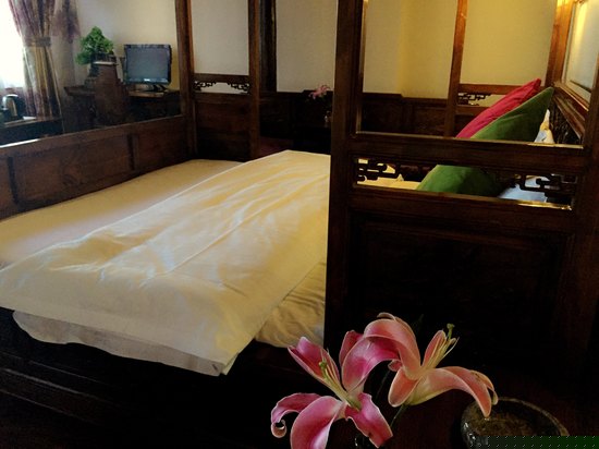 豪华雕花大床房