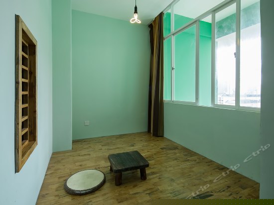 华灯江畔家庭房