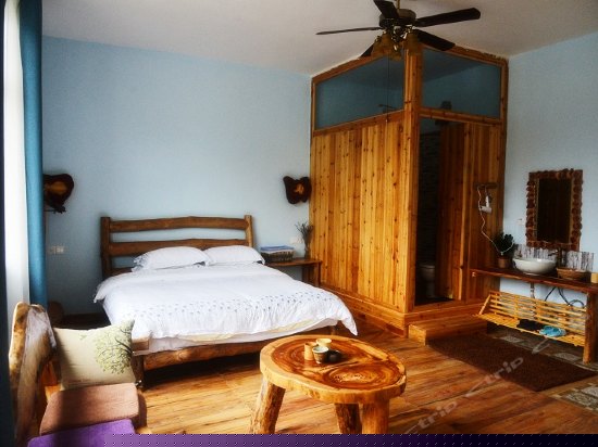 原木阳台家庭房