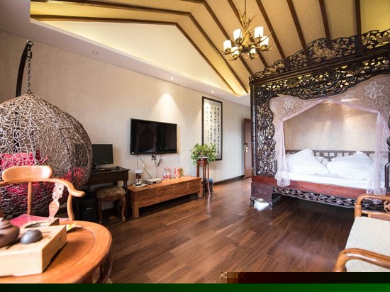 临水雕花大床房