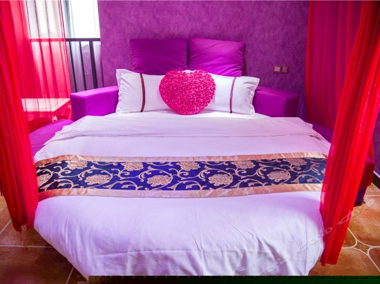 温馨情侣圆床房