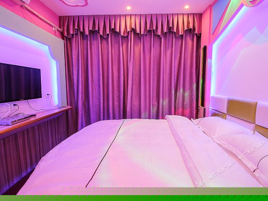 情侣主题圆床房