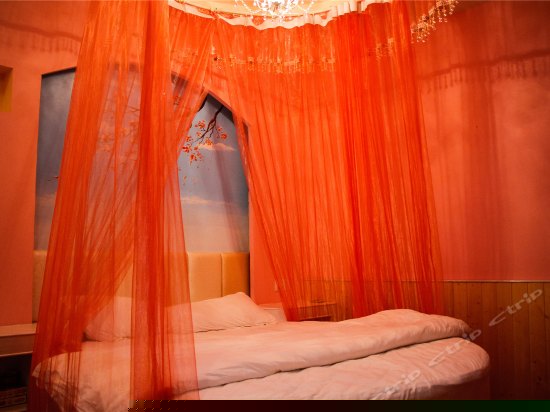 时尚蜜月圆床房