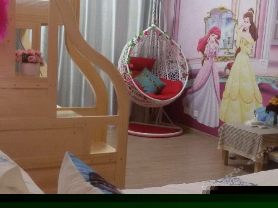 白雪公主亲子主题三床房