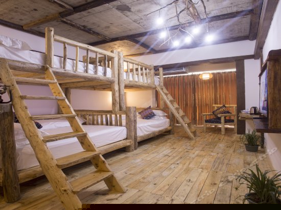 土家阁楼豪华四人间-天门山观景