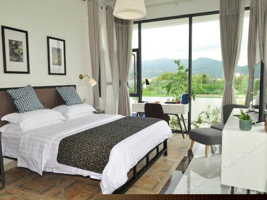 豪华水漾海景大床房