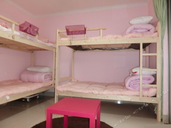 女生六人床位间