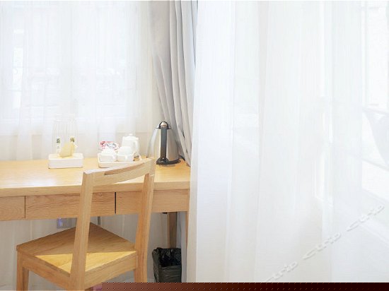 201三面园景大床房