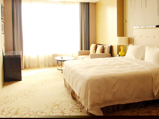 优选湖景大床房