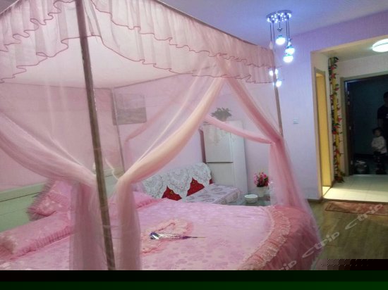 粉色浪漫大床房