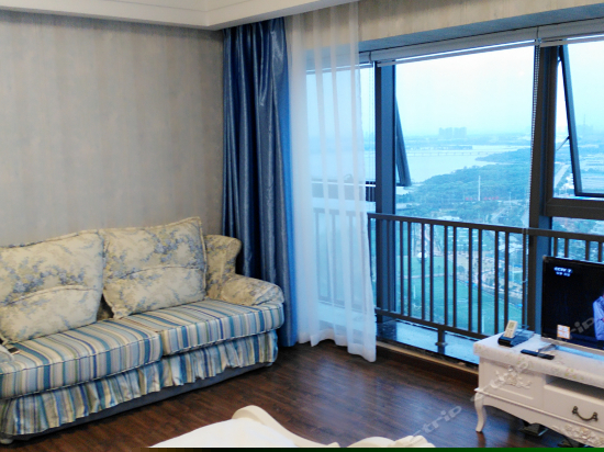 欧式湖景大床房