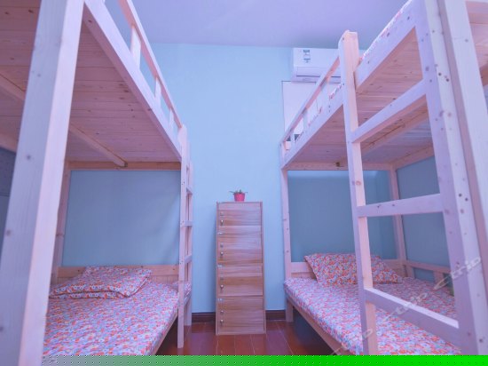 相知有素女生四人床位间