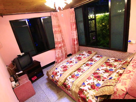 临河现代景观大床房