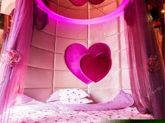 豪华浴缸圆床房