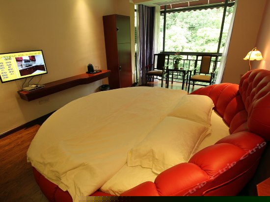 豪华蜜月圆床房