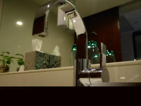 假日豪华大床房