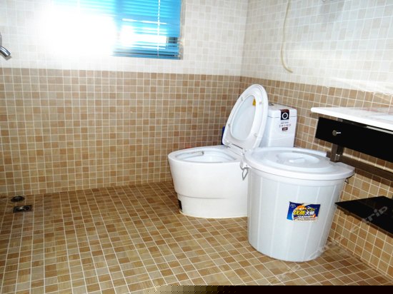 28 楼阳台海景豪华套房三卧室二卫