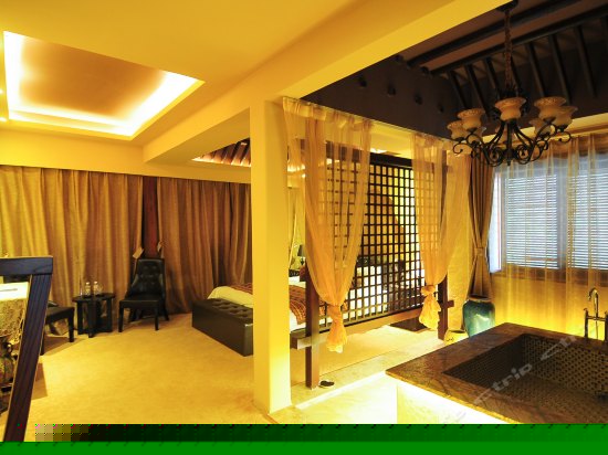 乌丹玫瑰豪华大床房