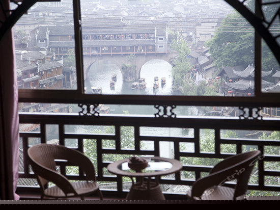 江景蜜月圆床房