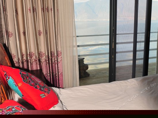 一楼两面临海带阳台海景大床间