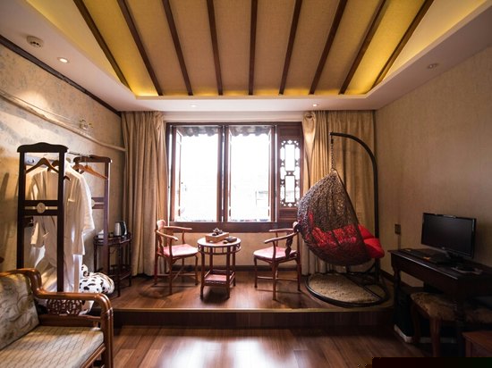 临水雕花大床房