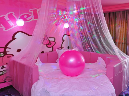 情侣电动圆床房