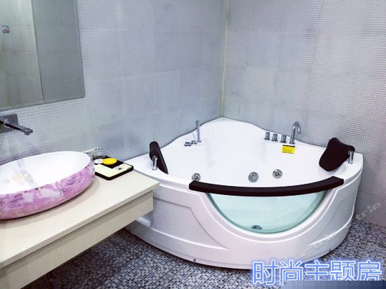 情侣主题圆床房(无窗)