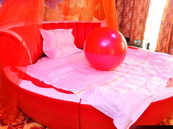 情侣电动圆床房